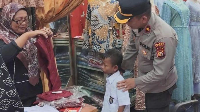Kisah Azka Bocah Kelas 2 SD di Dumai Riau dan Seragam Barunya