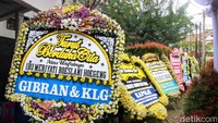 Karangan bunga dari para tokoh tersebut menambah suasana haru di rumah duka.
