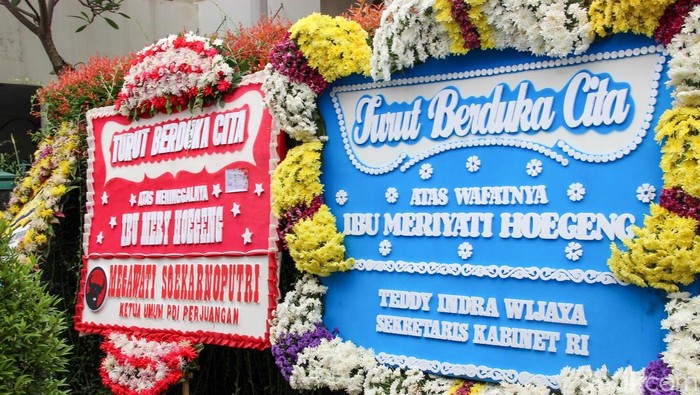 Karangan bunga ucapan duka cita terus berdatangan ke rumah duka Meriyati Hoegeng atau Eyang Meri di Perumahan Pesona Khayangan, Sukmajaya, Depok, Jawa Barat, Rabu (4/2/2026). Rangkaian bunga tampak berjajar di sekitar rumah duka sebagai ungkapan belasungkawa atas wafatnya Eyang Meri.