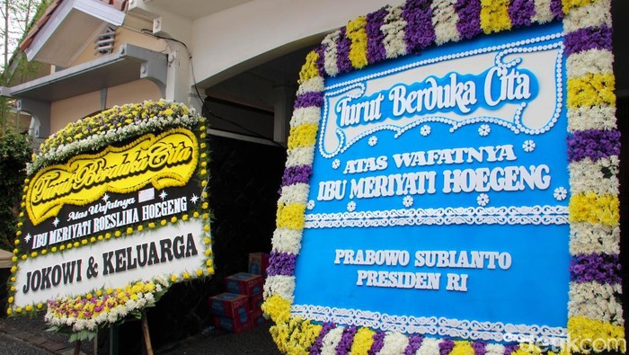 Karangan bunga ucapan duka cita terus berdatangan ke rumah duka Meriyati Hoegeng atau Eyang Meri di Perumahan Pesona Khayangan, Sukmajaya, Depok, Jawa Barat, Rabu (4/2/2026). Rangkaian bunga tampak berjajar di sekitar rumah duka sebagai ungkapan belasungkawa atas wafatnya Eyang Meri.