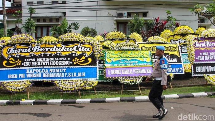 Karangan bunga ucapan duka cita terus berdatangan ke rumah duka Meriyati Hoegeng atau Eyang Meri di Perumahan Pesona Khayangan, Sukmajaya, Depok, Jawa Barat, Rabu (4/2/2026). Rangkaian bunga tampak berjajar di sekitar rumah duka sebagai ungkapan belasungkawa atas wafatnya Eyang Meri.