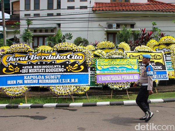 Karangan Bunga Terus Berdatangan Iringi Kepergian Eyang Meri