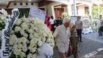 Karangan Bunga Terus Berdatangan Iringi Kepergian Eyang Meri