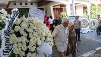 Suasana khidmat menyelimuti prosesi persemayaman jenazah Eyang Meri yang disemayamkan di kediaman duka sebelum dimakamkan.