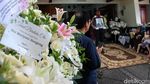 Karangan Bunga Terus Berdatangan Iringi Kepergian Eyang Meri