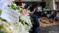Sejak pagi, pelayat silih berganti mendatangi rumah duka untuk menyampaikan doa dan belasungkawa kepada keluarga.