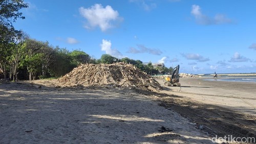 Keadaan sampah di Pantai Kuta yang masih berserakan, Rabu (4/2/2026).