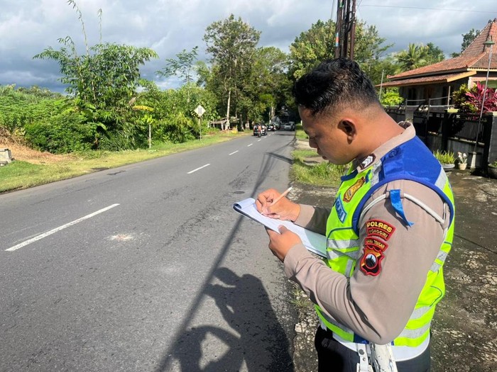Petugas Sat Lantas Polres Wonogiri saat melakukan pemeriksaan kasus kecelakaan di Desa Kerjo Lor, Kecamatan Ngadirojo, Wonogiri, Rabu (4/2/2026)