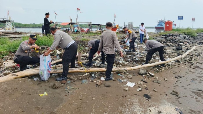 Prabowo Soroti Sampah, Kawasan Pantai di Kota Cirebon Dibersihkan