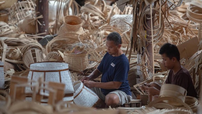 Pengrajin menjemur kerajinan bambu yang akan diekspor di Industri Bambu Anyam 