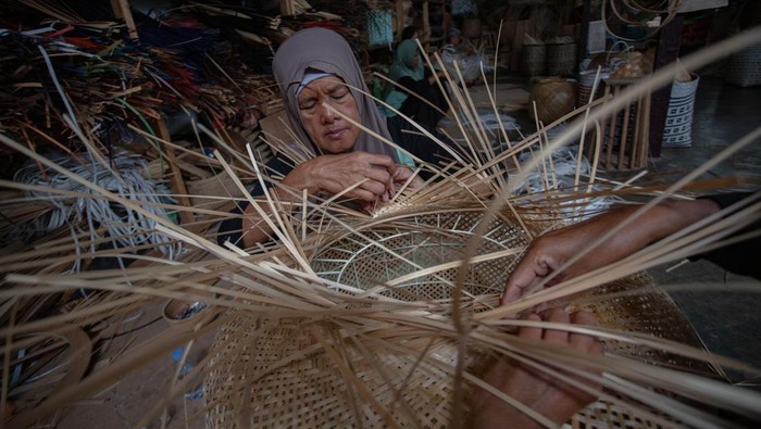 Pengrajin menjemur kerajinan bambu yang akan diekspor di Industri Bambu Anyam 