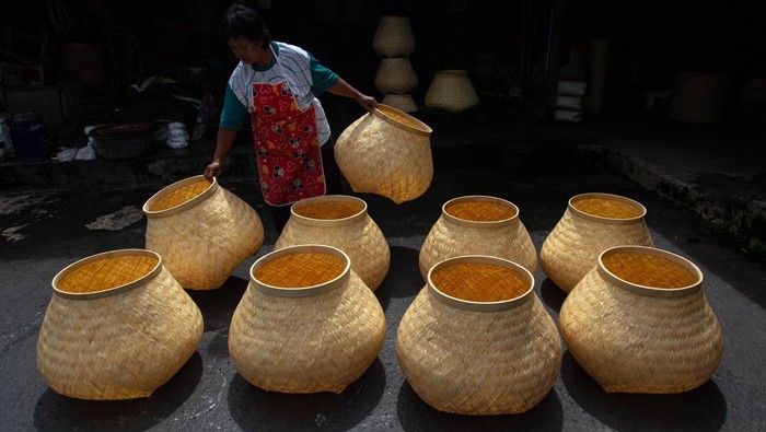 Pengrajin menjemur kerajinan bambu yang akan diekspor di Industri Bambu Anyam 