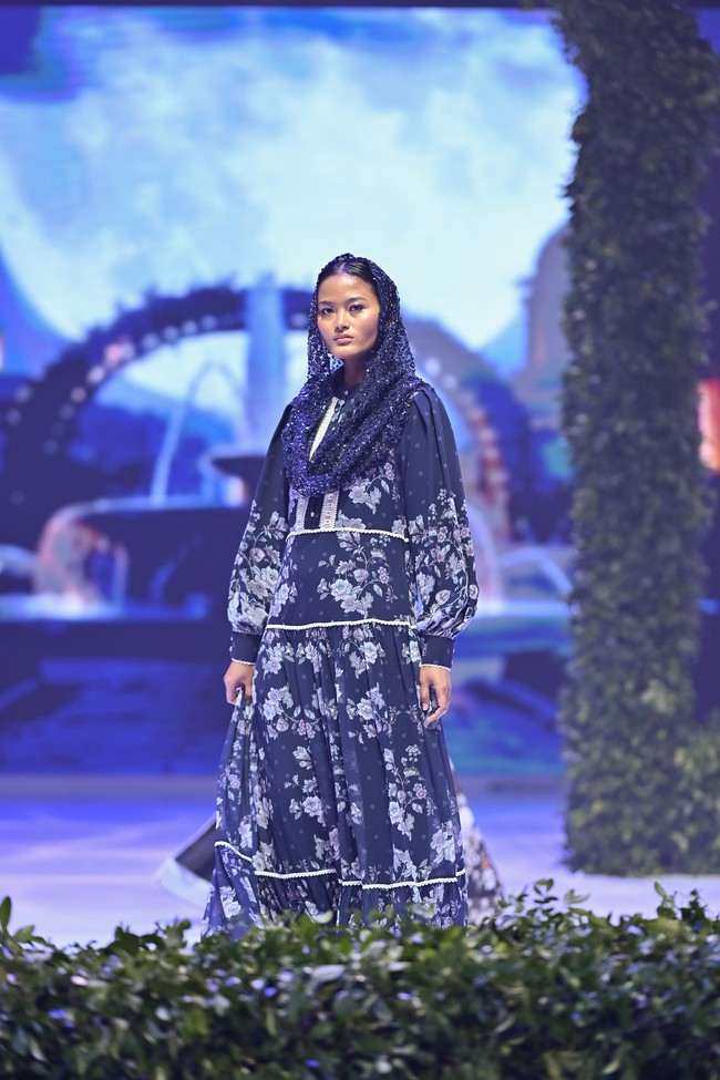 Kemewahan diwujudkan melalui penggunaan lace signature monogram yang menjadi identitas khas Ivan Gunawan Prive, dipadukan dengan lace transparan, lace trim, serta aksen crystal. Foto: Dok. Ivan Gunawan Prive.