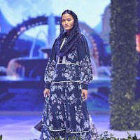 Kemewahan diwujudkan melalui penggunaan lace signature monogram yang menjadi identitas khas Ivan Gunawan Prive, dipadukan dengan lace transparan, lace trim, serta aksen crystal. Foto: Dok. Ivan Gunawan Prive.