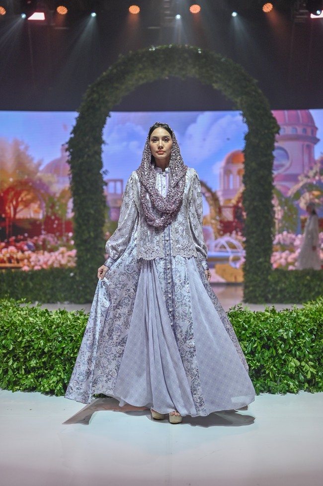 Pada deretan dress, Ivan Gunawan Prive menampilkan permainan motif panel dan layering. Detail vertikal pada lace serta penempatan crystal yang strategis menciptakan ilusi tubuh yang lebih jenjang dan proporsional. Blouse dan one set dirancang dengan keseimbangan antara struktur dan flow, dipadukan dengan skirt serta pants berpotongan bersih untuk mempertegas kesan modern, elegan, dan mewah. Foto: Dok. Ivan Gunawan Prive.