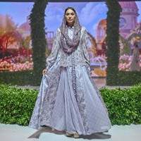 Pada deretan dress, Ivan Gunawan Prive menampilkan permainan motif panel dan layering. Detail vertikal pada lace serta penempatan crystal yang strategis menciptakan ilusi tubuh yang lebih jenjang dan proporsional. Blouse dan one set dirancang dengan keseimbangan antara struktur dan flow, dipadukan dengan skirt serta pants berpotongan bersih untuk mempertegas kesan modern, elegan, dan mewah. Foto: Dok. Ivan Gunawan Prive.