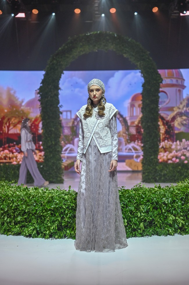 Terinspirasi dari kemegahan Andalusia, khususnya keindahan detail arsitektur Alhambra, koleksi busana terbaru karya Ivan Gunawan ini diterjemahkan ke dalam busana dengan struktur yang rapi, detail yang kaya, serta siluet yang dirancang untuk memperindah proporsi tubuh. Foto: Dok. Ivan Gunawan Prive.