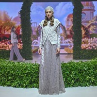 Terinspirasi dari kemegahan Andalusia, khususnya keindahan detail arsitektur Alhambra, koleksi busana terbaru karya Ivan Gunawan ini diterjemahkan ke dalam busana dengan struktur yang rapi, detail yang kaya, serta siluet yang dirancang untuk memperindah proporsi tubuh. Foto: Dok. Ivan Gunawan Prive.