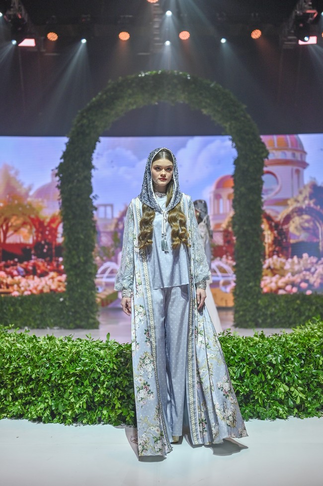 Cape menjadi elemen kunci dalam koleksi Light of Andalusia. Lebih dari sekadar aksesori, cape dirancang untuk menciptakan kesan anggun yang dramatis. Cape hadir dalam beragam interpretasi, mulai dari lace ringan yang transparan hingga berstruktur lembut yang menyatu dengan dress dan one set. Foto: Dok. Ivan Gunawan Prive.