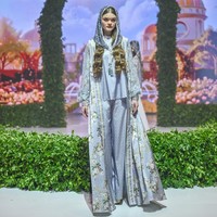 Cape menjadi elemen kunci dalam koleksi Light of Andalusia. Lebih dari sekadar aksesori, cape dirancang untuk menciptakan kesan anggun yang dramatis. Cape hadir dalam beragam interpretasi, mulai dari lace ringan yang transparan hingga berstruktur lembut yang menyatu dengan dress dan one set. Foto: Dok. Ivan Gunawan Prive.