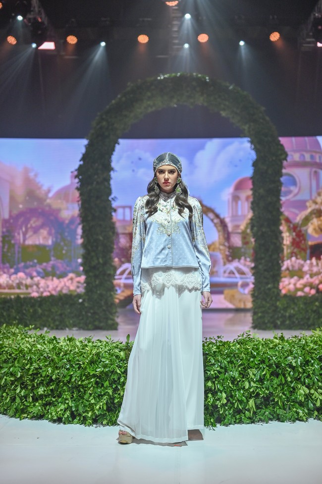 ”Saya selalu mendesain dengan memikirkan bagaimana busana bekerja untuk perempuan. Melalui detail, siluet, dan material, saya ingin busana ini membuai pemakainya, membuat mereka merasa lebih percaya diri, anggun, dan nyaman dengan tubuhnya,” ujar Ivan Gunawan. Foto: Dok. Ivan Gunawan Prive.