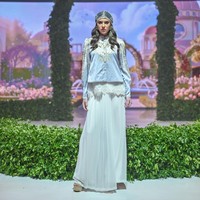 ”Saya selalu mendesain dengan memikirkan bagaimana busana bekerja untuk perempuan. Melalui detail, siluet, dan material, saya ingin busana ini membuai pemakainya, membuat mereka merasa lebih percaya diri, anggun, dan nyaman dengan tubuhnya,” ujar Ivan Gunawan. Foto: Dok. Ivan Gunawan Prive.