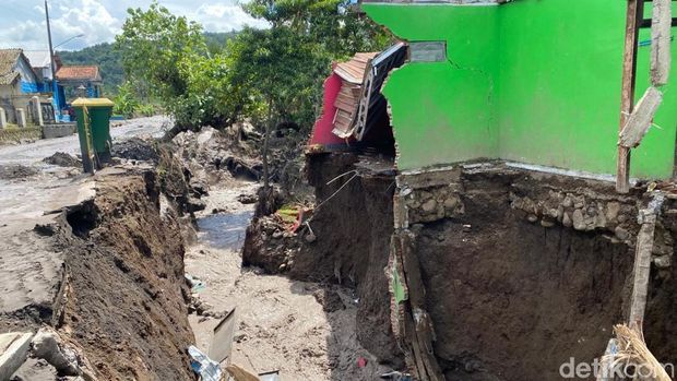Kondisi bangunan rumah rusak pascabanjir di Bumiayu, Brebes. Kondisi bangunan rumah rusak pascabanjir di Bumiayu, Brebes.