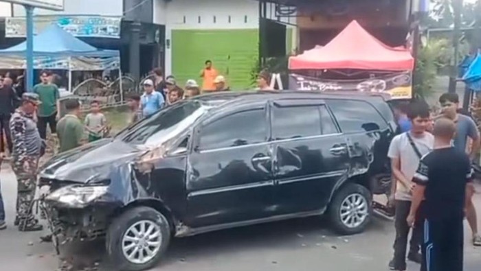 Mobil Hantam Pembatas Jalan Usai Disalip Pajero di Langkat