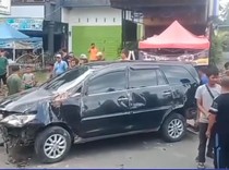 Mobil Hantam Pembatas Jalan Usai Disalip Pajero di Langkat