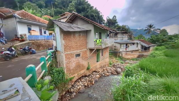 Kondisi rumah Enok (43) di Kampung Cijagra, Desa Cilame, Kecamatan Kutawaringin, Kabupaten Bandung, Rabu (4/2/2026).