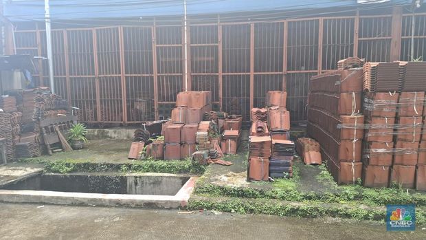 Kondisi toko genteng di Jalan DI Panjaitan, Cawang, Jakarta Timur, Rabu (4/2/2026). (CNBC Indonesia/Chandra Dwi)