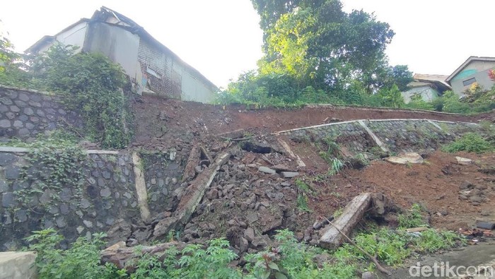 TPT Sungai Cileueur Ambrol, Dua Rumah Warga Terancam Longsor