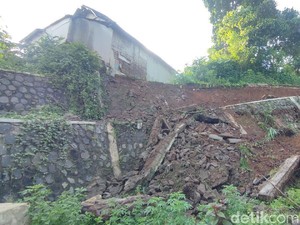 TPT Sungai Cileueur Ambrol, Dua Rumah Warga Terancam Longsor
