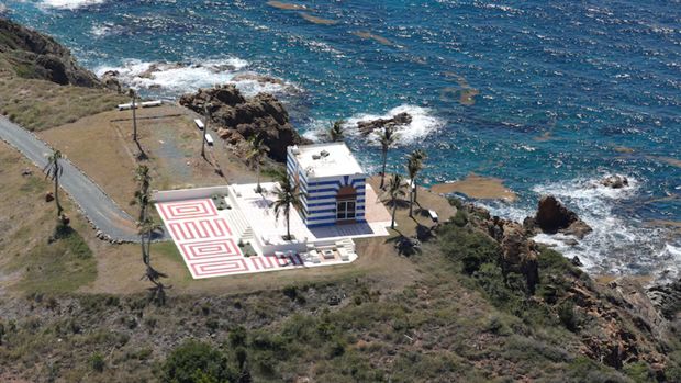 Kuil bergaris biru di pulau pribadi Jeffrey Epstein