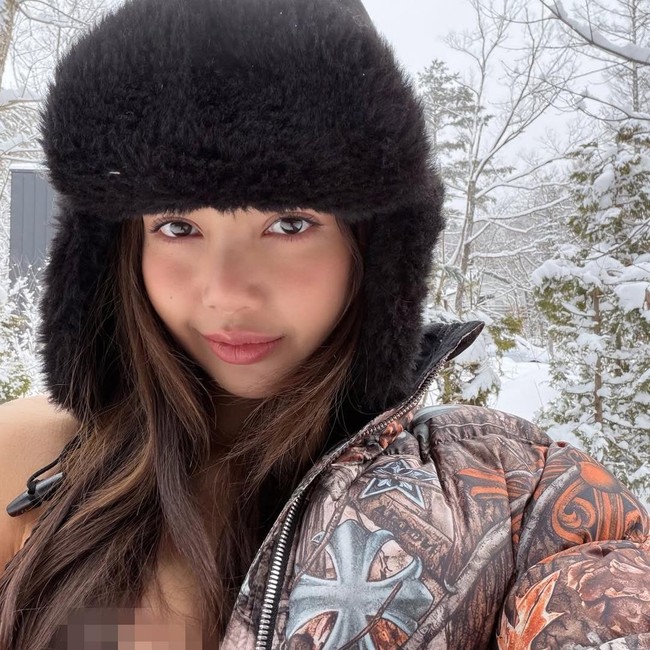 Lisa BLACKPINK Pakai Bikini di Tengah Salju, Netizen Ramai-ramai Kasih Api