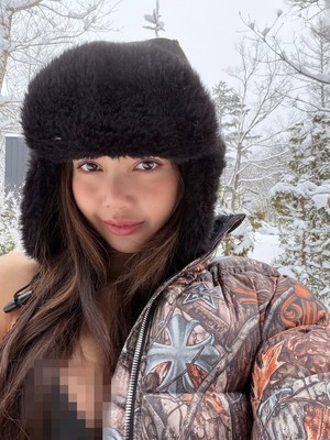 Lisa BLACKPINK Pakai Bikini di Tengah Salju, Netizen Ramai-ramai Kasih Api