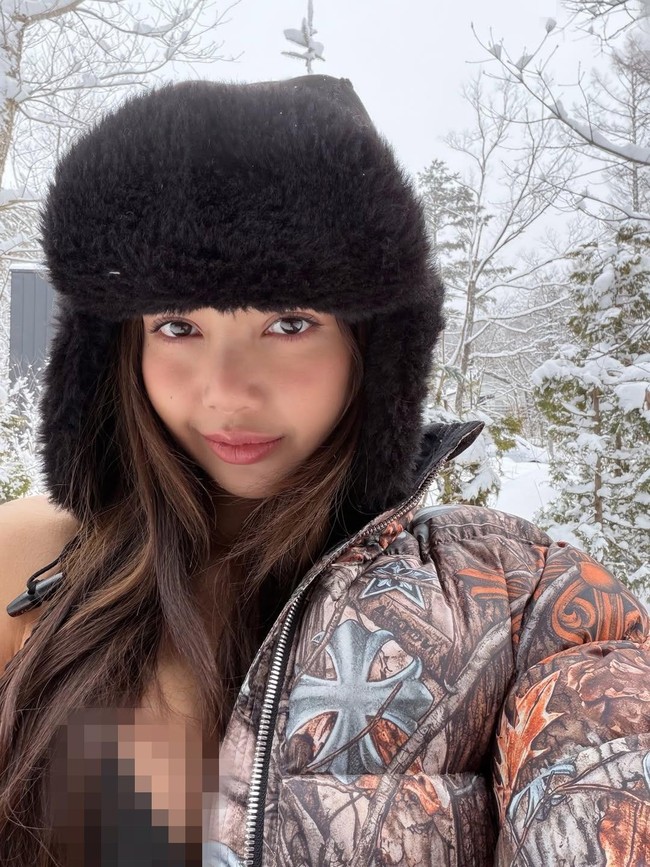 Lisa BLACKPINK Pakai Bikini di Tengah Salju, Netizen Ramai-ramai Kasih Api