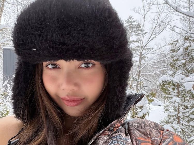 Lisa BLACKPINK Pakai Bikini di Tengah Salju, Netizen Ramai-ramai Kasih Api