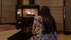 Lisa BLACKPINK Pakai Bikini di Tengah Salju, Netizen Ramai-ramai Kasih Api