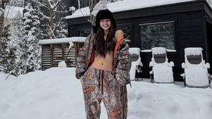 Snowy but a cozy stay thanks to @airbnb (Meskipun bersalju, tetap nyaman berkat @airbnb), tulis Lisa BLACKPINK di akun Instagram pribadinya dilihat pada Jumat (6/2/2026). Foto: dok. Instagram @lalalalisa_m