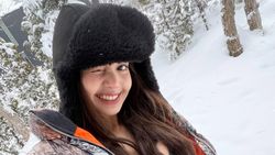 Lisa BLACKPINK Pakai Bikini di Tengah Salju, Netizen Ramai-ramai Kasih Api