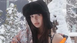 Lisa BLACKPINK Pakai Bikini di Tengah Salju, Netizen Ramai-ramai Kasih Api