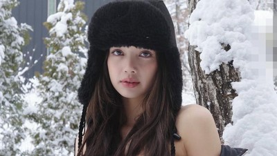 Gebrakan Lisa BLACKPINK Pakai Bikini di Tengah Salju, Pamer Otot Perut