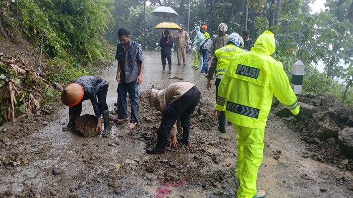 Longsor Terjadi di 3 Titik Ungaran Timur, Sempat Tutup Jalan