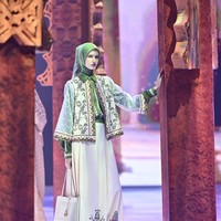 Permainan warna dalam koleksi ini membawa kita berkelana ke pesisir Mediterania yang hangat. Mulai dari gradasi pastel yang teduh, forest green, brown, hingga maroon dan navy yang mewah.  Foto: Dok. Mandjha Ivan Gunawan.