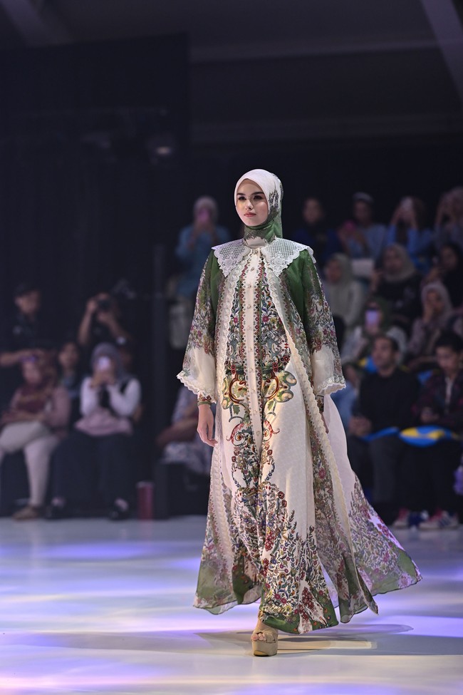 Dalam pagelaran kali ini, 26 look terpilih dipresentasikan sebagai representasi dari total 60 look yang diluncurkan. Ivan Gunawan membuktikan kepiawaiannya dalam menciptakan keajaiban pada potongan pola. Setiap garis dirancang presisi untuk menciptakan ilusi postur yang lebih langsing dan jenjang, sebuah signature yang selalu dinanti para pelanggan setianya. Foto: Dok. Mandjha Ivan Gunawan.