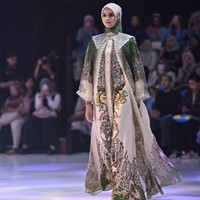 Dalam pagelaran kali ini, 26 look terpilih dipresentasikan sebagai representasi dari total 60 look yang diluncurkan. Ivan Gunawan membuktikan kepiawaiannya dalam menciptakan keajaiban pada potongan pola. Setiap garis dirancang presisi untuk menciptakan ilusi postur yang lebih langsing dan jenjang, sebuah signature yang selalu dinanti para pelanggan setianya. Foto: Dok. Mandjha Ivan Gunawan.