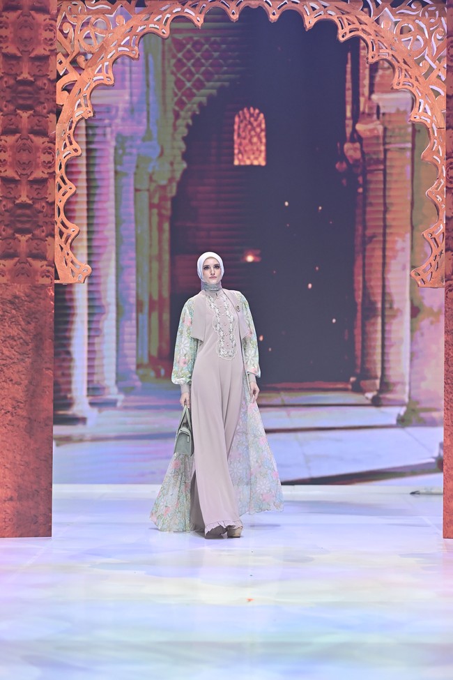 Struktur yang mengalir lembut dengan sentuhan contouring halus di area pinggang menghadirkan kesan modern refined. Bagi Ivan, busana adalah cara untuk memuliakan pemakainya. “Koleksi ini lahir dari keinginan untuk menghadirkan karakter yang kuat namun tetap romantis. Saya percaya setiap perempuan berhak merasa percaya diri di momen Raya,” ungkap desainer Ivan Gunawan. Foto: Dok. Mandjha Ivan Gunawan.