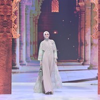 Struktur yang mengalir lembut dengan sentuhan contouring halus di area pinggang menghadirkan kesan modern refined. Bagi Ivan, busana adalah cara untuk memuliakan pemakainya. “Koleksi ini lahir dari keinginan untuk menghadirkan karakter yang kuat namun tetap romantis. Saya percaya setiap perempuan berhak merasa percaya diri di momen Raya,” ungkap desainer Ivan Gunawan. Foto: Dok. Mandjha Ivan Gunawan.