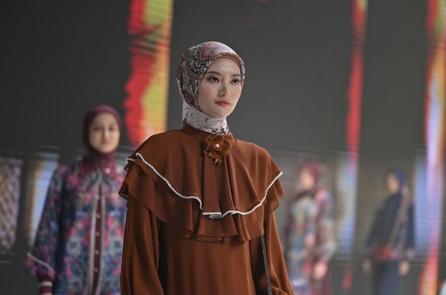 Tak lupa, warna hitam yang elegan hadir memperkuat karakter romantis-modern. Koleksi Raya Mandjha Ivan Gunawan tahun ini secara keseluruhan meluncurkan lebih dari 60 look, yang terdiri dari 57 busana wanita, 10 mukena, dan 12 menswear. Foto: Dok. Mandjha Ivan Gunawan.